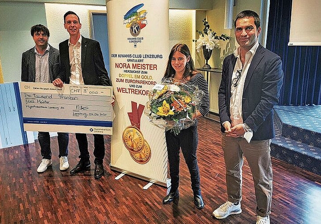 Blumen, Gutscheine und Scheck: Moritz Gnehm (Programmchef Kiwanis-Club Lenzburg), Roger Brechbühl (Hypi-Geschäftsleitungsmitglied), Behindertensportlerin Nora Meister und Stephan Bauer (Präsident Kiwanis-Club Lenzburg) bei der Ehrung. Foto: Fritz 