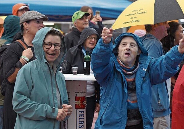 Wetterfeste Fans: Die gute Laune liess man sich vom Dauerregen am «Schützi»  keineswegs vermiesen. Foto: Ruedi Burkart