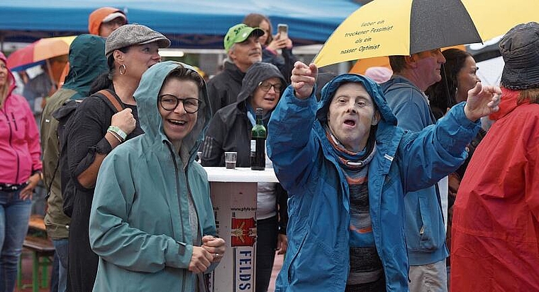 Wetterfeste Fans: Die gute Laune liess man sich vom Dauerregen am «Schützi»  keineswegs vermiesen. Foto: Ruedi Burkart