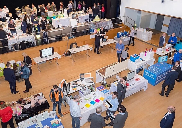 <em>Präsentationsplattform für Firmen und Organisationen aller Art:</em> Blick auf die Tischmesse 2018 im Möriker Gemeindesaal. Foto: zvg
