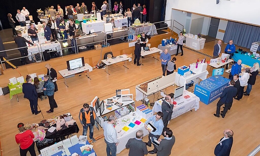 <em>Präsentationsplattform für Firmen und Organisationen aller Art:</em> Blick auf die Tischmesse 2018 im Möriker Gemeindesaal. Foto: zvg
