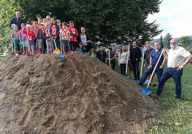 Meilenstein der Baugeschichte: Kindergärtler und Verantwortliche am Spatenstich für den Doppelkindergarten Schönbühl. Foto: Fritz Thut
