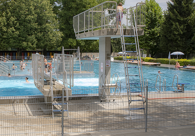 Klein, familiär und sehr beliebt:  Das Schwimmbad Rupperswil-Auenstein ist seit bald 75 Jahren Treffpunkt für Kinder und Familien aus den umliegenden Gemeinden. Foto: Peter Winkelmann
