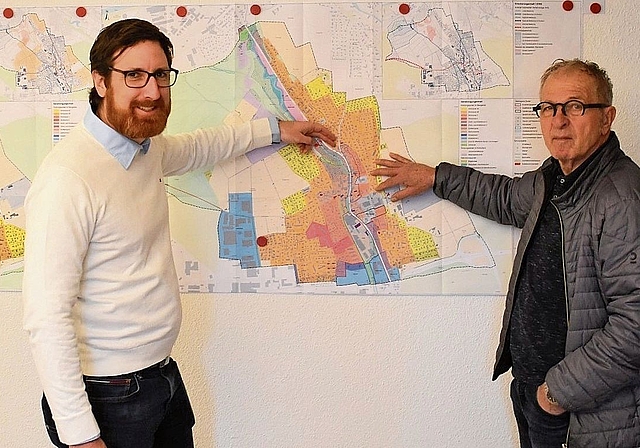 Gemeinderat Daniel Herzog (links) und Anton Grob zeigen auf den Planunterlagen, wo sich Niederlenz mit der BNO weiterentwickeln soll.Foto: zvg 