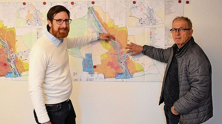Gemeinderat Daniel Herzog (links) und Anton Grob zeigen auf den Planunterlagen, wo sich Niederlenz mit der BNO weiterentwickeln soll.Foto: zvg 