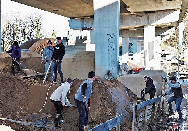 An vier Wochenenden im Einsatz: Freiwillige Helfer beim Umbau des Dirt-Jump-Parcours im Lenzburger Hammerpark. Foto: Tanja Isler