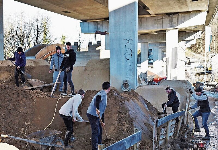 An vier Wochenenden im Einsatz: Freiwillige Helfer beim Umbau des Dirt-Jump-Parcours im Lenzburger Hammerpark. Foto: Tanja Isler