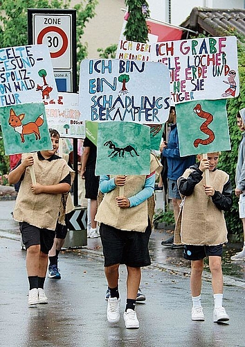 Einsatz für die Umwelt: Mit Plakaten warben die Schüler für mehr Naturschutz.Foto: Romi Schmid