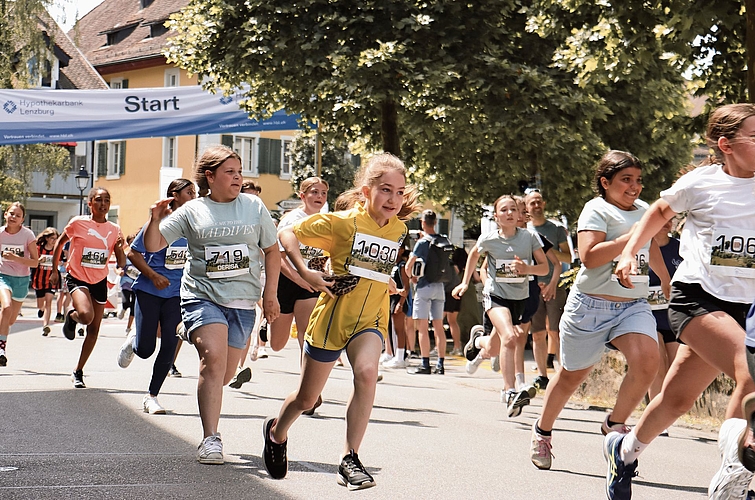 Achtung, fertig, los! Lauf der Schülerinnen.Fotos: Romi Schmid 