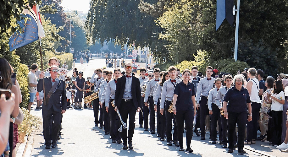 Die Musikgesellschaft zieht ein. Die Musikgesellschaft zieht ein.