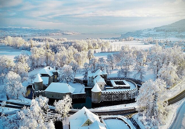 Unter einer dicken Schneedecke: Schloss Hallwyl von Norden her mit dem Hallwilersee im Hintergrund. Foto: Pascal Meier
