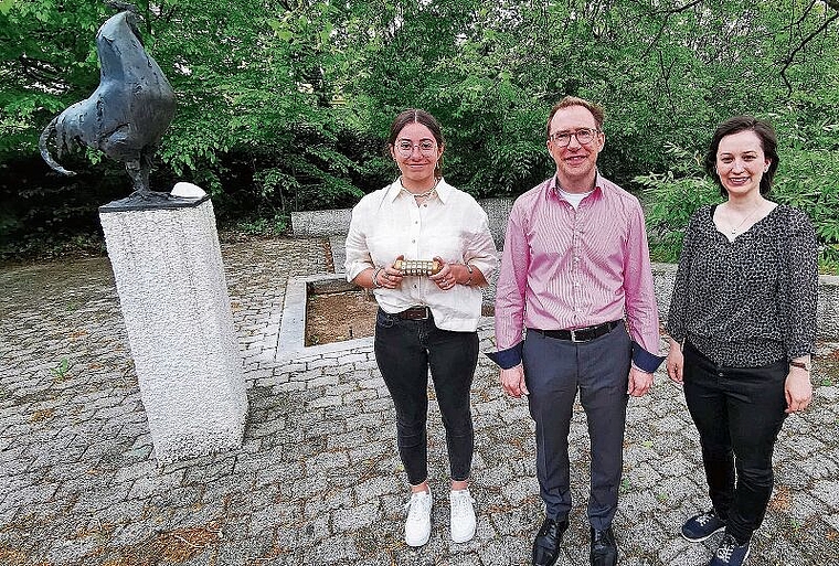 Vermitteln auf einer Rätseltour Interessantes zu Mathilde Merz: Der Lenzburger Pfarrer Martin Domann, flankiert von Alba Mousson und Corinne Reber vom Vorbereitungsteam von «Auf den Spuren der verbotenen Pfarrerin». Foto: Fritz Thut