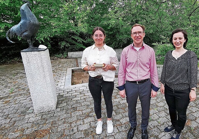 Vermitteln auf einer Rätseltour Interessantes zu Mathilde Merz: Der Lenzburger Pfarrer Martin Domann, flankiert von Alba Mousson und Corinne Reber vom Vorbereitungsteam von «Auf den Spuren der verbotenen Pfarrerin». Foto: Fritz Thut