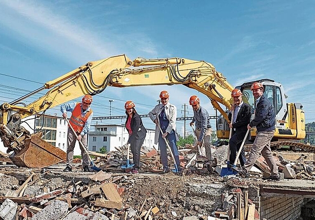 Vor Ort: Beat Fehlmann, Jeanine Glarner, Jean-Pierre Gallati, Simon Stocker, Infrastruktur SBB, Hans-Jürg Reinhart, alt Gemeindeammann, Jochen Graner, Infrastruktur SBB. Foto: Deborah Bläuer