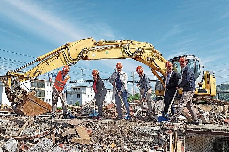 Vor Ort: Beat Fehlmann, Jeanine Glarner, Jean-Pierre Gallati, Simon Stocker, Infrastruktur SBB, Hans-Jürg Reinhart, alt Gemeindeammann, Jochen Graner, Infrastruktur SBB. Foto: Deborah Bläuer