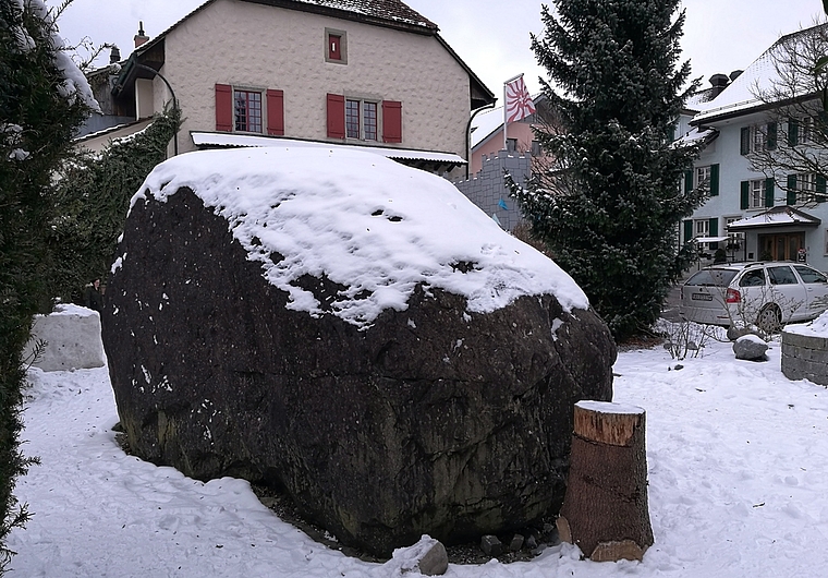 Was passiert mit dem grossen Findling? Der Burgturmpark im Zentrum von Seengen soll mit der Neugestaltung der Schulstrasse einer Mehrzweckfläche weichen. Foto: Fritz Thut