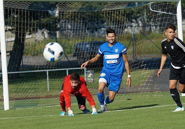 Der Ball ist weg: Der FC Lenzburg (hier mit 1:0-Torschütze Jan Solak, blauer Dress) scheiterte immer wieder an Wohlen-Goalie Gianluca Iadarola. Rechts Wohlens Verteidiger Laze Stojkovski. Foto: Ruedi Burkart