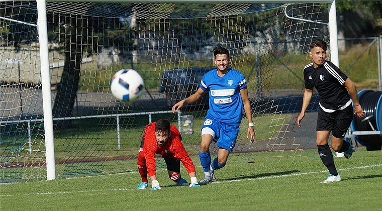 Der Ball ist weg: Der FC Lenzburg (hier mit 1:0-Torschütze Jan Solak, blauer Dress) scheiterte immer wieder an Wohlen-Goalie Gianluca Iadarola. Rechts Wohlens Verteidiger Laze Stojkovski. Foto: Ruedi Burkart