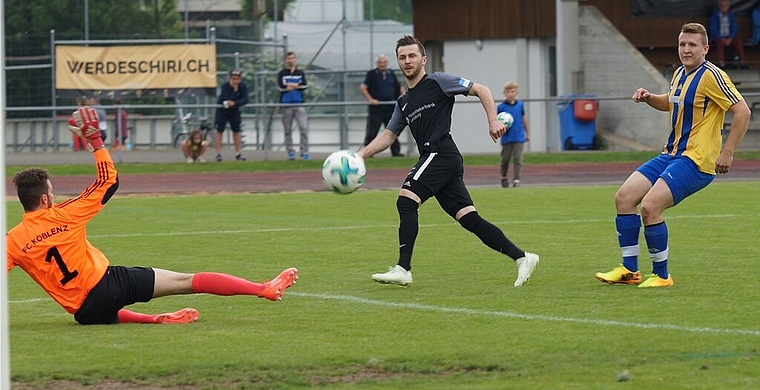 <em>Und wieder ein Tor:</em> FCL-Knipser Fidan Tafa (dunkles Dress) düpiert Koblenz-Goalie Yanick Zimmermann beim 8:0-Heimsieg. Foto: rubu