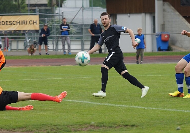 <em>Und wieder ein Tor:</em> FCL-Knipser Fidan Tafa (dunkles Dress) düpiert Koblenz-Goalie Yanick Zimmermann beim 8:0-Heimsieg. Foto: rubu