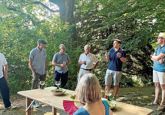 Stadtpräsident Andreas Schmid begrüsst die Einwohner- und Gemeinderäte von Buchs beim Apéro im Park hinter dem Burghaldenhaus.Foto: zvg