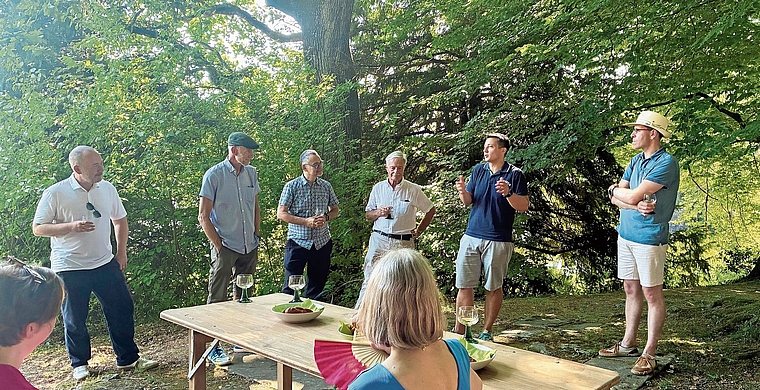Stadtpräsident Andreas Schmid begrüsst die Einwohner- und Gemeinderäte von Buchs beim Apéro im Park hinter dem Burghaldenhaus.Foto: zvg