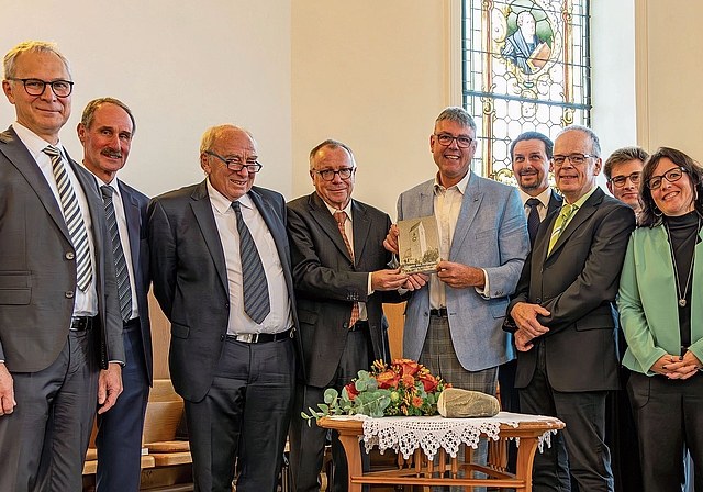 Daniel Leutwiler nimmt die Chronik entgegen von Hans Luginbühl (links) und Jürg Stüssi-Lauterburg (rechts).Foto: zvg