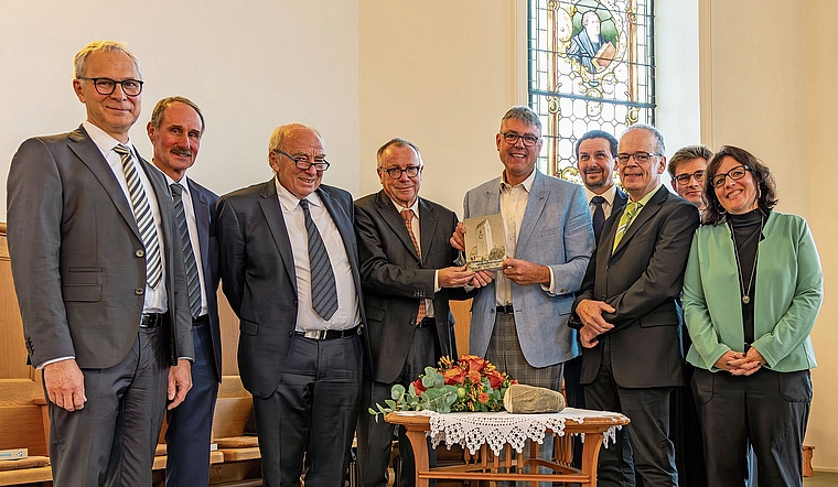 Daniel Leutwiler nimmt die Chronik entgegen von Hans Luginbühl (links) und Jürg Stüssi-Lauterburg (rechts).Foto: zvg