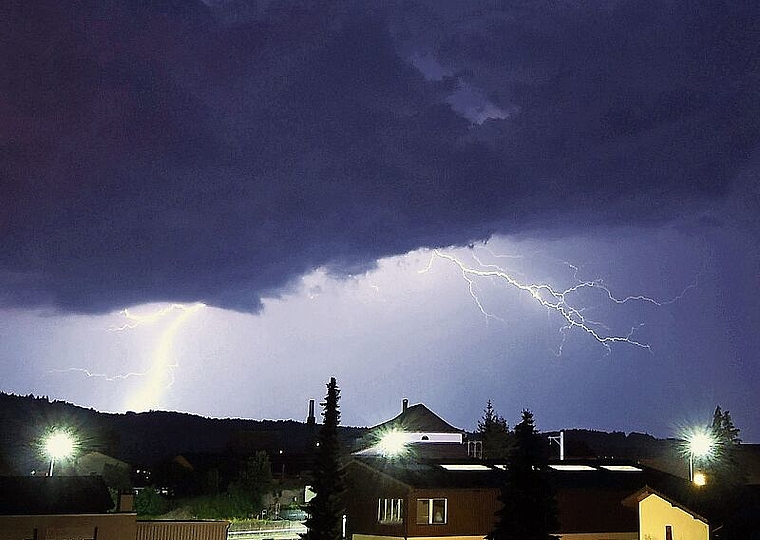 Immer wieder Blitz, Donner und Starkregen: Gewitter über dem Seetal bei Hallwil am Abend des 18. Juni. Foto: Andreas Walker