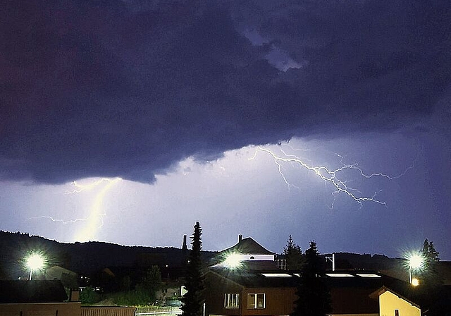 Immer wieder Blitz, Donner und Starkregen: Gewitter über dem Seetal bei Hallwil am Abend des 18. Juni. Foto: Andreas Walker