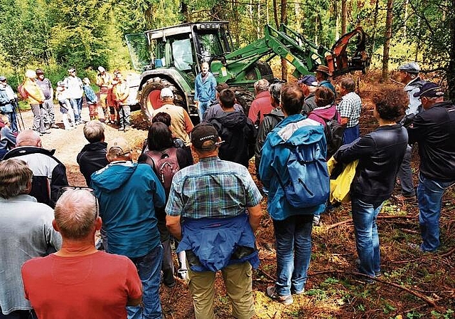 Informationen aus erster Hand: Matthias Bruder, Leiter des Forstbetriebs Rietenberg, erläutert den Ablauf des Waldumgangs in Hendschiken. Foto: Fritz Thut