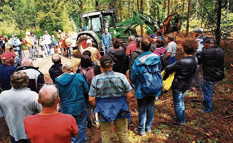 Informationen aus erster Hand: Matthias Bruder, Leiter des Forstbetriebs Rietenberg, erläutert den Ablauf des Waldumgangs in Hendschiken. Foto: Fritz Thut