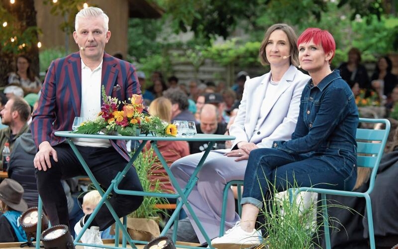 Rainer Maria Salzgeber unterhält sich mit Sabine Balmer und Sandra Boner.Foto: Andreas Walker