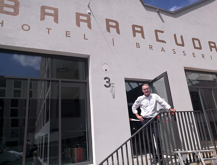 Bald bereit: Trinamo-Geschäftsführer Reto Schaffer vor dem Eingang des «Barracuda» im Quartier Im Lenz.Foto: Fritz Thut