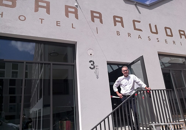 Bald bereit: Trinamo-Geschäftsführer Reto Schaffer vor dem Eingang des «Barracuda» im Quartier Im Lenz.Foto: Fritz Thut