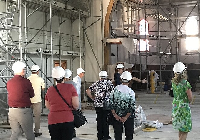 Baustellenbegehung: Architekt Fred Zimmerli erläuterte die bereits ausgeführten und die noch anstehenden Arbeiten im Innern der Kirche.