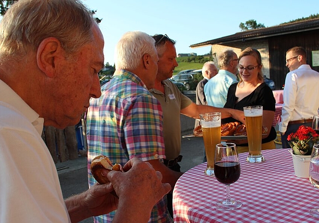 <em>Austausch beim Apéro riche:</em> Nach den beiden Vorträgen gabs genug Gesprächsstoff für die Gäste des KMU-Treffpunkts. Foto: Carolin Frei
