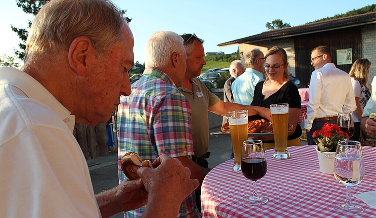 <em>Austausch beim Apéro riche:</em> Nach den beiden Vorträgen gabs genug Gesprächsstoff für die Gäste des KMU-Treffpunkts. Foto: Carolin Frei