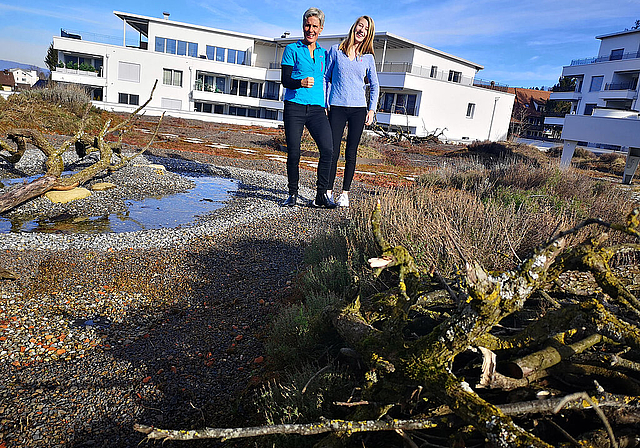 Paradies für Insekten: Mutter Marianne und Tochter Katharina Küffner auf dem Dach über dem Meisterschwander Coop. Foto: Fritz Thut