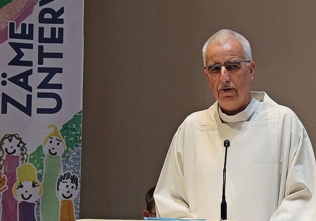 Ausführungen, gespickt mit Bonmots: Beat Erni kam als «Pfarrer Josef Unternährer» zum Gottesdienst. Foto: Alfred Gassmann