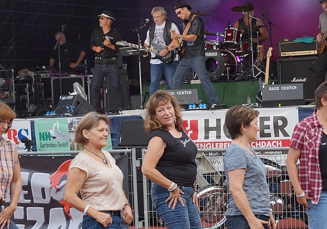 Hochstimmung am «Schützi-Open-Air 2016» auch vor der Bühne: Zuschauer zelebrieren ihren Line Dance.