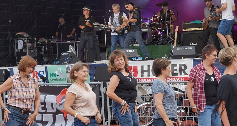 Hochstimmung am «Schützi-Open-Air 2016» auch vor der Bühne: Zuschauer zelebrieren ihren Line Dance.