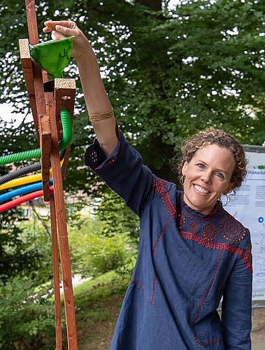 <em>Hat etwas ins Rollen gebracht: </em>Christine von Arx, zurücktretende Leiterin des Museums Burghalde, bei der Kügelibahn «Wunschhalde» an der Wiedereröffnung 2018. Foto: zvg
