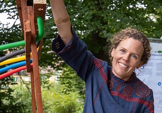 <em>Hat etwas ins Rollen gebracht: </em>Christine von Arx, zurücktretende Leiterin des Museums Burghalde, bei der Kügelibahn «Wunschhalde» an der Wiedereröffnung 2018. Foto: zvg
