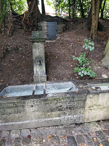 Das Ende: Brunnen mit Wasser aus dem restaurierten Stollen. Foto: Fritz Thut
