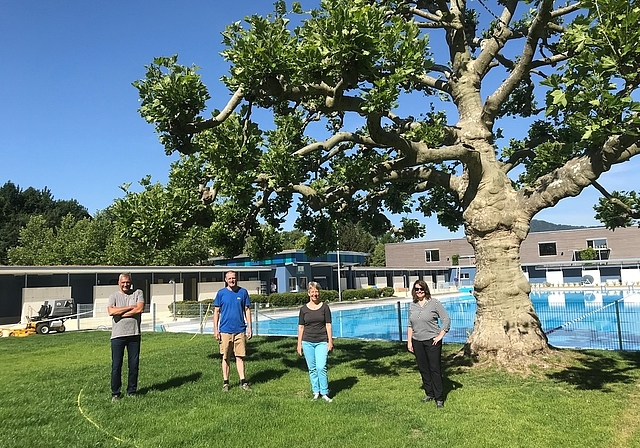 Vor der Eröffnung:  Udo Drewanowski (Architekt), Daniel Hürzeler (Chef-Badmeister), Brigitte Becker (Präsidentin Schwimmbadkommission) und Jeanine Glarner, Gemeinderätin. Foto: Hanny Dorer