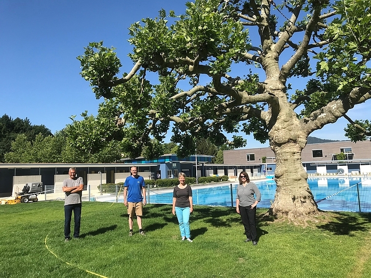 Vor der Eröffnung:  Udo Drewanowski (Architekt), Daniel Hürzeler (Chef-Badmeister), Brigitte Becker (Präsidentin Schwimmbadkommission) und Jeanine Glarner, Gemeinderätin. Foto: Hanny Dorer