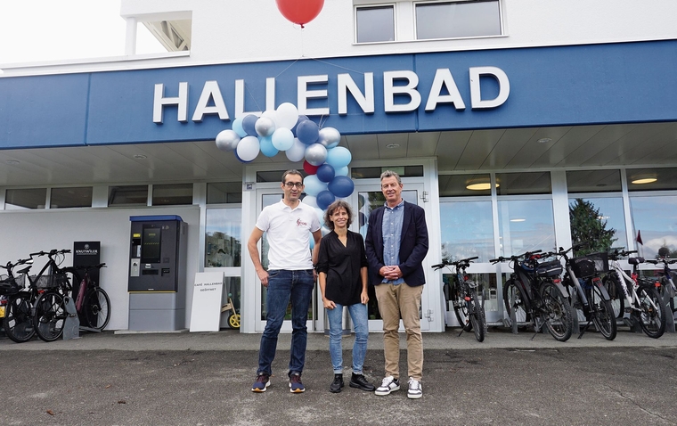 Stolz und zuversichtlich: Badi-Kommissionspräsident Markus Rihner, Betriebsleiterin Sarah Meister und Leiter Sektion Sport des Kantons Christian Koch.Foto: Rinaldo Feusi