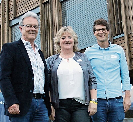 Grosse Freude an der offiziellen Übergabe: Gemeindeammann Herbert Anderegg, Gemeinderätin Sonja Gygli und Beat Buri von der MJ2B Architekten AG. Foto: Romi Schmid
