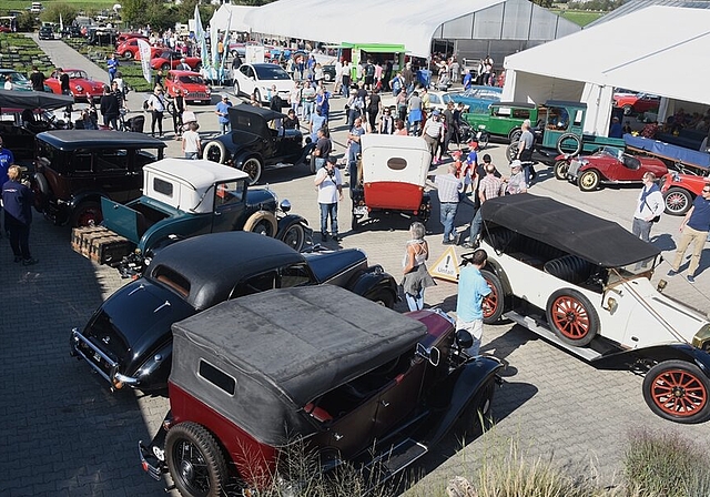 Ausstellung: Die Oldtimer werden von einem interessierten Publikum bestaunt.